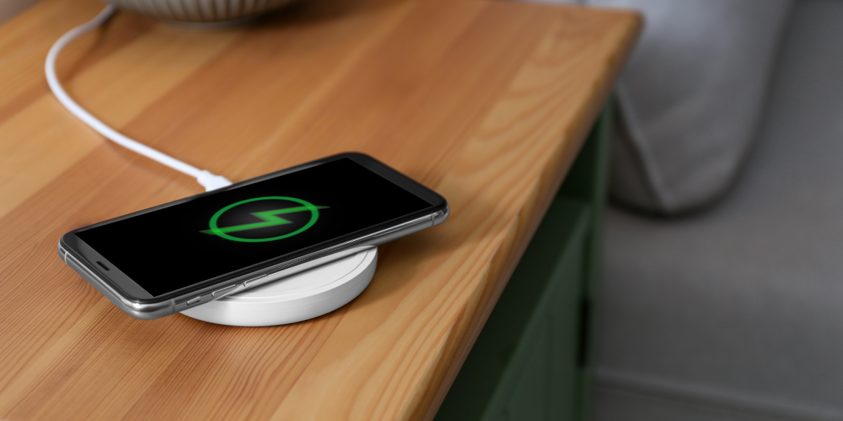 Benefits of Using a Wireless Charging Dock Station at Your Bedside